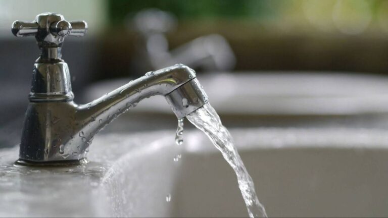Gobierno confirma el aumento de AySA en agosto: el nuevo valor del agua