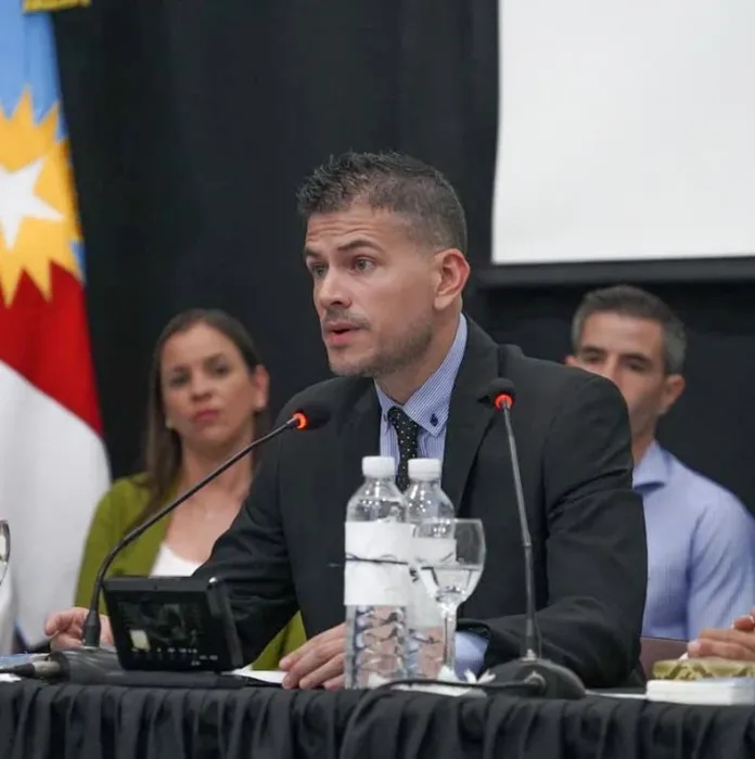 Intendente de Feliciano se baja el sueldo: el esfuerzo empieza por casa