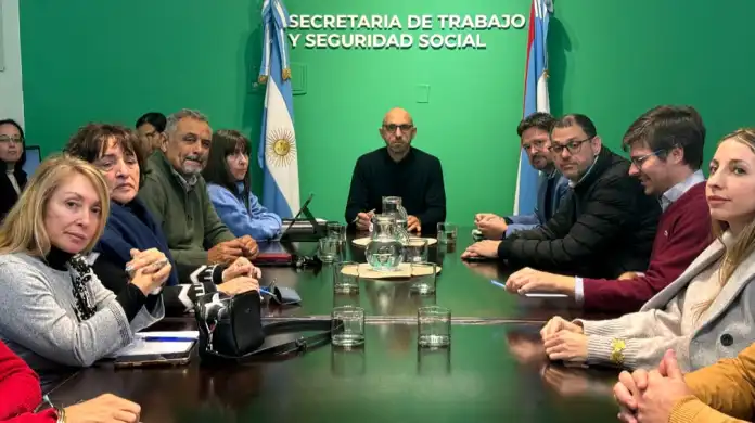 Gobierno presenta oferta salarial a estatales y paritaria pasa a cuarto intermedio