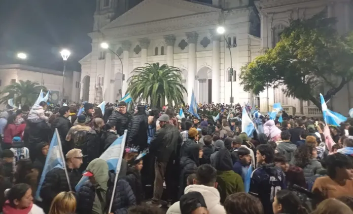 Más de 3 mil celebraron en Paraná mientras la Policía prepara el duelo vs Inglaterra