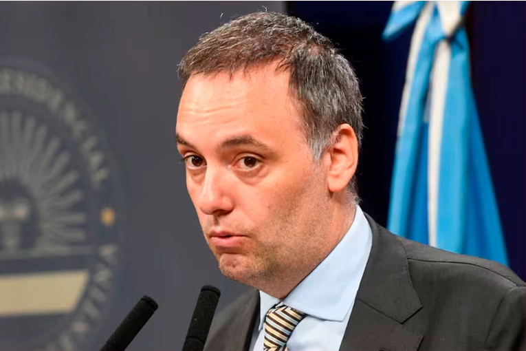 Justicia prohíbe a Adorni salir del país por enriquecimiento ilícito