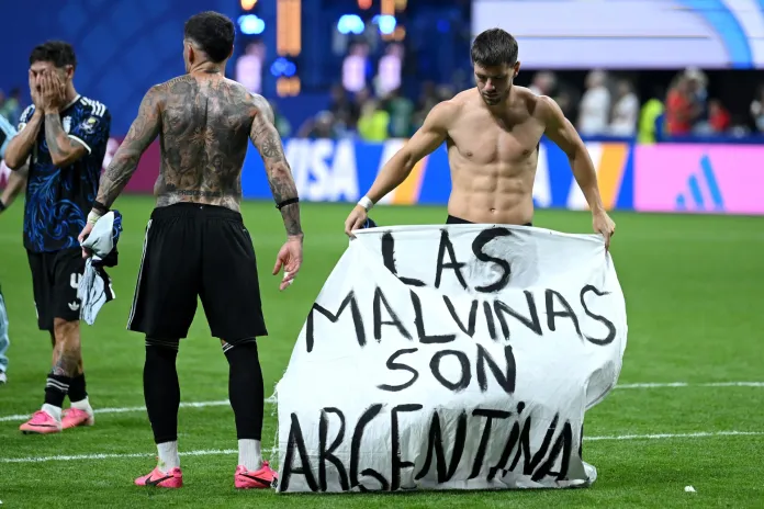Jugadores exiben bandera reivindicando las Malvinas tras el partido