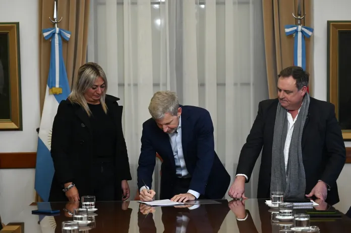 Frigerio firma convenios con municipios para el mantenimiento de caminos