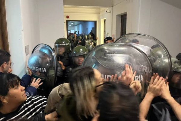 Crece el rechazo a los despidos en la CNEA y denuncian un vaciamiento de la ciencia argentina
