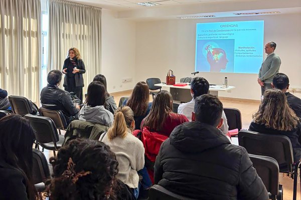 Cucaier capacita a más de 300 trabajadores de salud en comunicación crítica