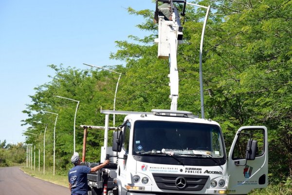 Crecida del río obliga a retirar luminarias y equipamiento de balnearios