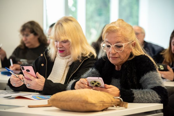 Capacitación gratuita en herramientas digitales para adultos mayores