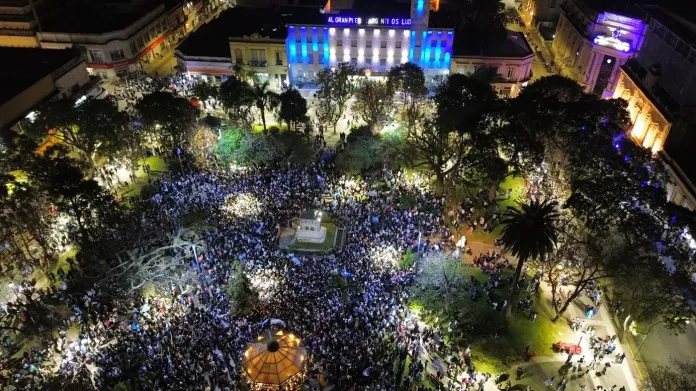Cientos de concordienses festejaron en la plaza con orden destacado por la policía