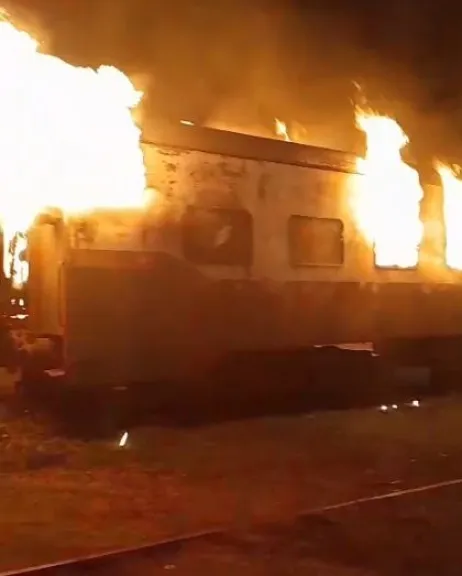 Bomberos Zapadores y Voluntarios apagan vagón incendiado