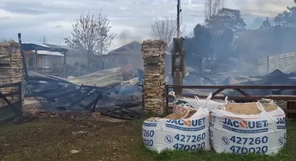 Colón Wildfire Reduces Six Cabins to Ashes