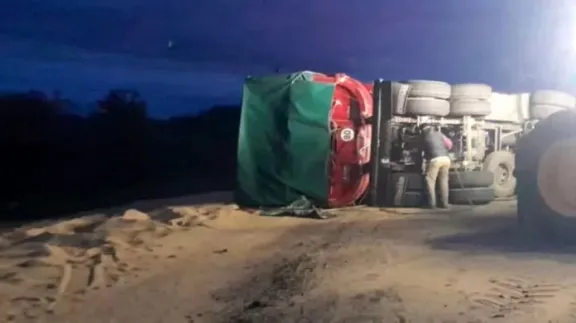 Camionero herido tras vuelco de camión en Ruta 18