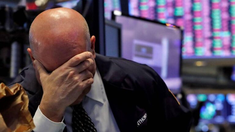 Riesgo país argentino roza los 500 puntos y golpea a las acciones en Wall Street