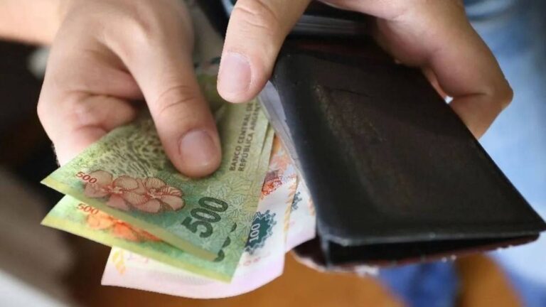 Subió 558% el precio de la nafta: un salario compra 38% menos combustible