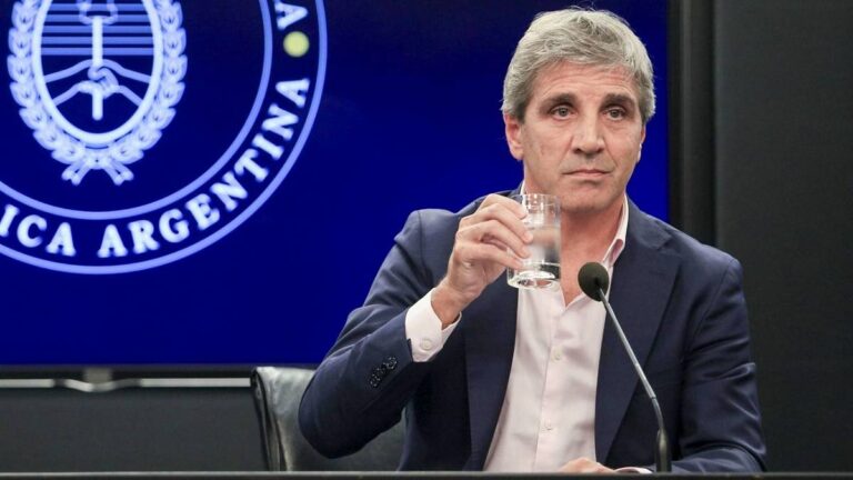 Caputo lanza créditos hipotecarios con el FGS de Anses: todos los detalles