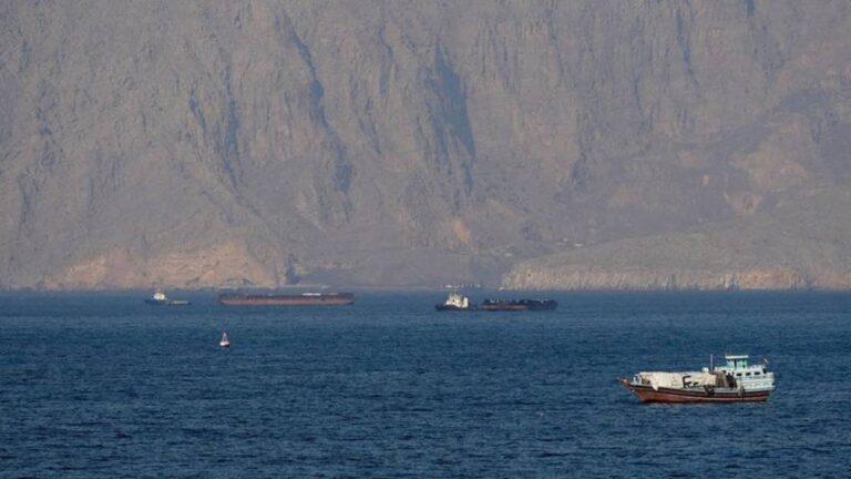 El petróleo cae casi 4% ante un posible acuerdo EE.UU.-Irán para reabrir Ormuz