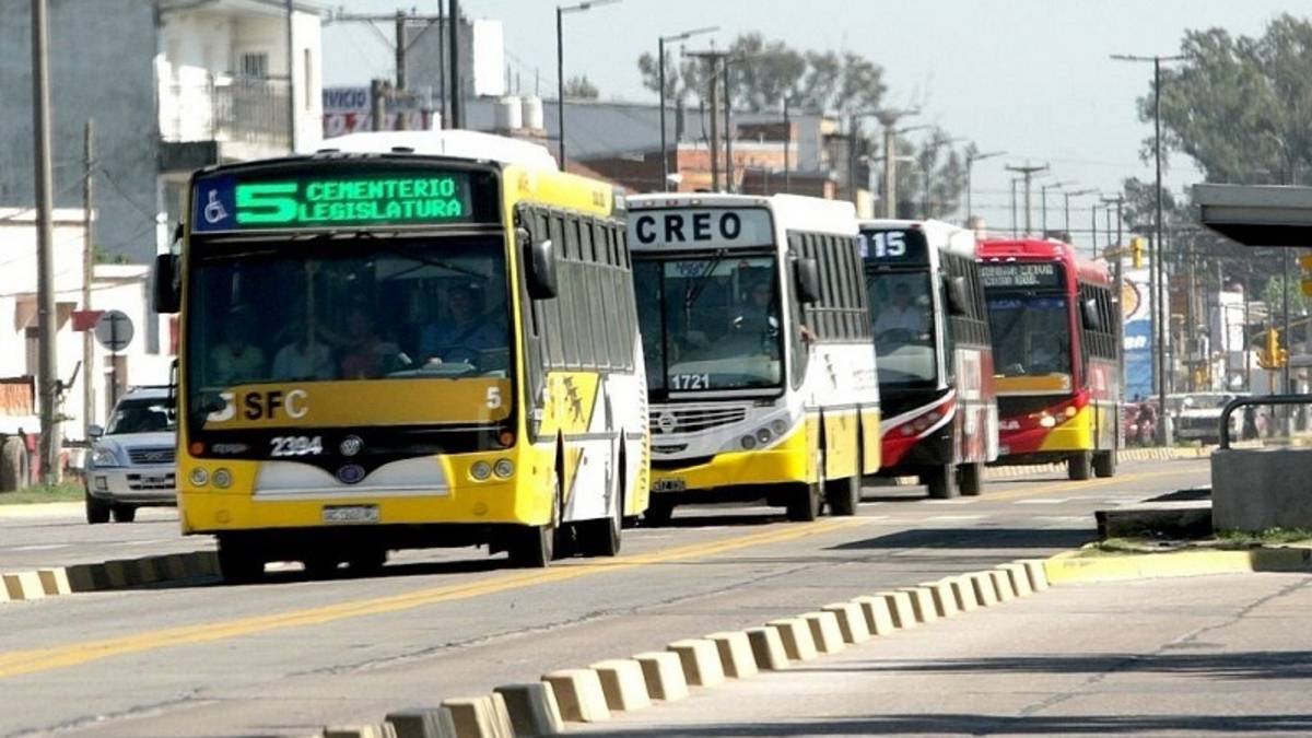 Transporte interurbano en Santa Fe: el precio subió 1400% con la gestión Pullaro