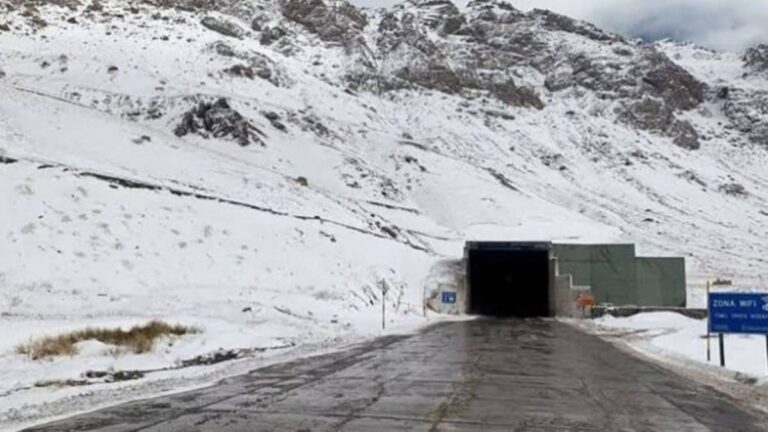 Temporal de nieve mantiene miles de camiones varados en la cordillera