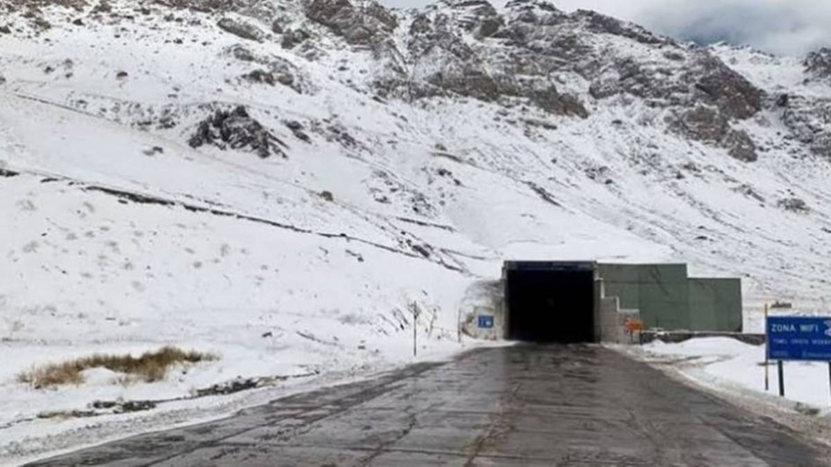 Temporal de nieve mantiene miles de camiones varados en la cordillera