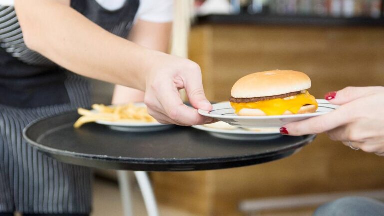 Sueldo de empleado de comida rápida en agosto 2026: ¿cuánto gana?