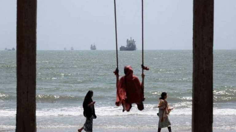 Oil Prices Plunge Over 3% as US Sanctions on Iran Reshape Global Market