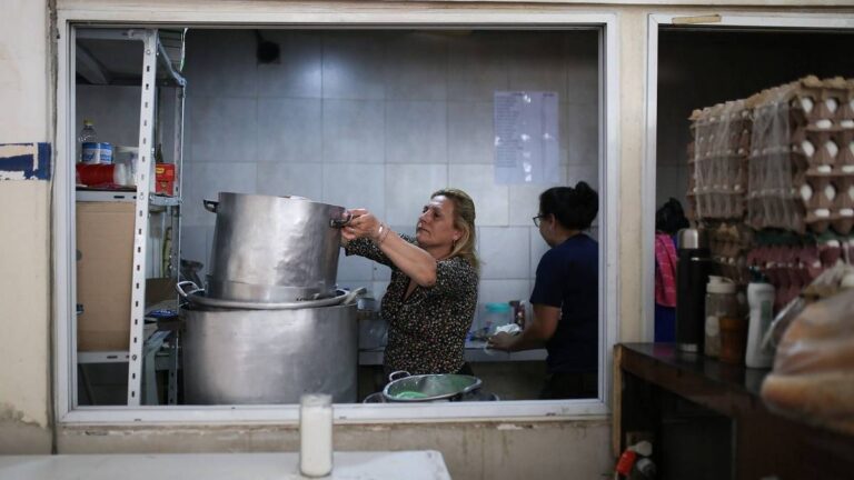 Alerta social: 74% de los hogares en barrios populares no cubre sus gastos mínimos