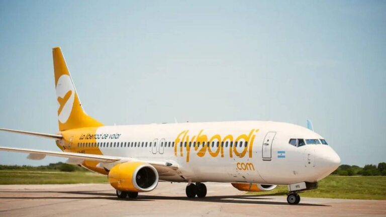 Flybondi quiere reconvertirse en medio de denuncias por falta de pago a exempleados