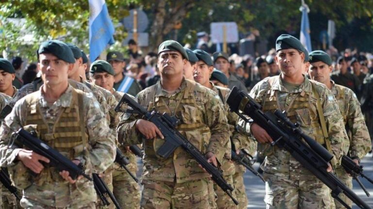 Milei otorga aumento del 12% a las Fuerzas Armadas pese a los reclamos: "Hay plata"