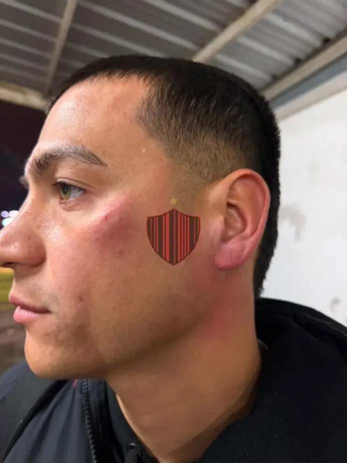 Hinchas agredieron a jugadores de Patronato en la llegada al estadio