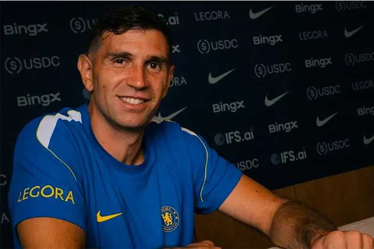 Dibu Martínez llega a Chelsea y su frase sobre vivir el fútbol enciende a los hinchas