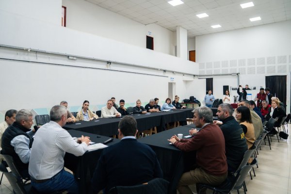 Verano 2027: Coordinan estrategia turística para la costa del río Uruguay