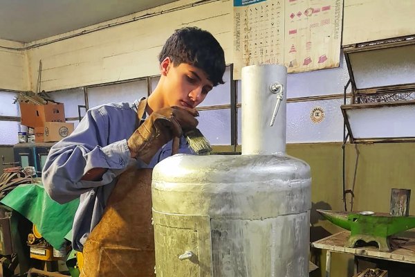 Estudiantes de Colón transforman materiales reciclados en salamandras