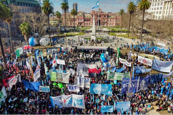 Sindicatos y organizaciones sociales marchan a Economía por la deuda familiar