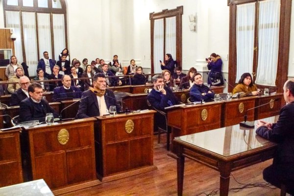 Blanc cruza a Miranda en el Senado y recibe una gran ovación desde la tribuna