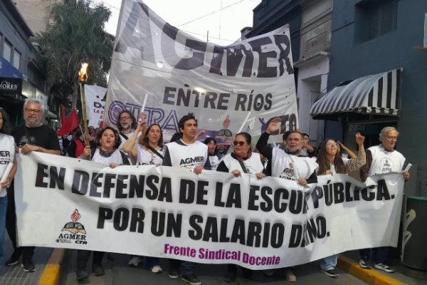 Movilización de docentes provinciales y universitarios a Casa de Gobierno