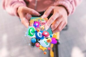 Francia prohíbe el uso de redes sociales a menores de 15 años: nueva ley