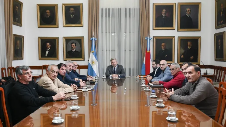Frigerio se reunió con los gremios para analizar la crisis de Granja Tres Arroyos