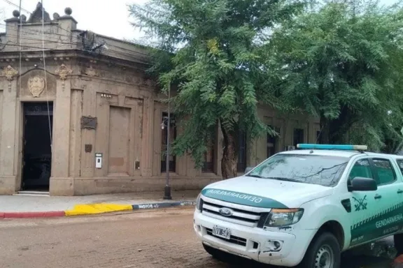 Secuestran celular oficial durante allanamiento en Colón