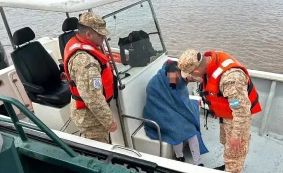 Rescatan a mujer que pidió auxilio en el río Uruguay