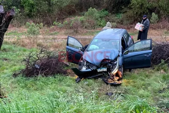 Choque en Paraná: perdió el control y chocó contra un árbol