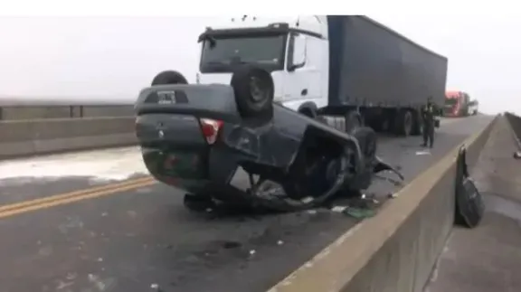 Vuelco en Puente Victoria Rosario deja cuatro heridos