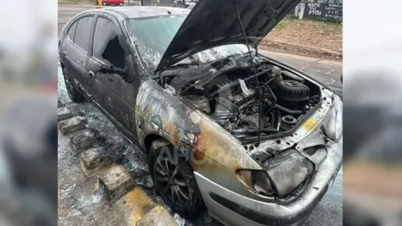 Denuncian incendio intencional de auto en Paraná: autoridades investigan