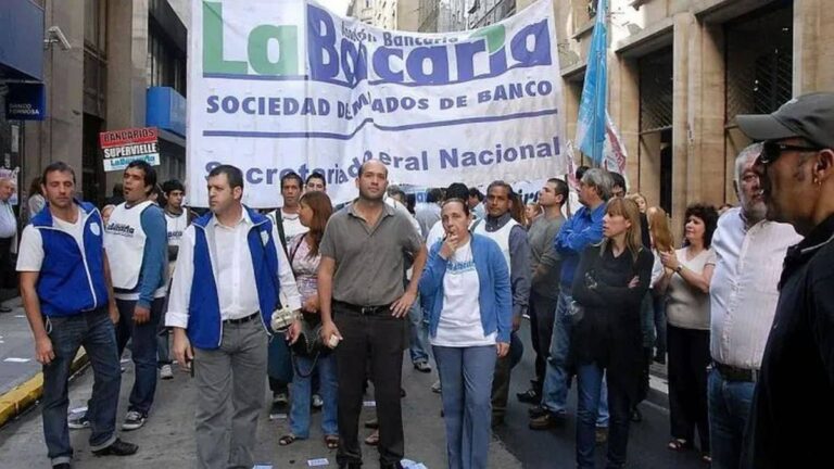 Bancarios acuerdan una suba del 1,7% y el salario básico ya supera los $2,5 millones