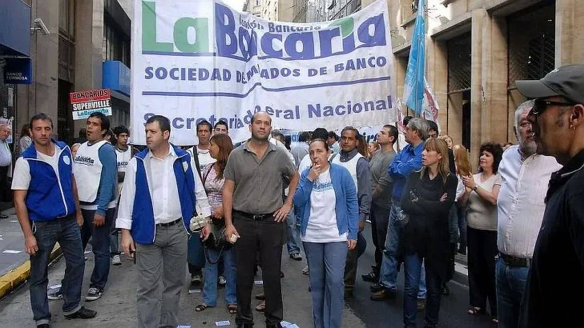 Bancarios acuerdan una suba del 1,7% y el salario básico ya supera los $2,5 millones