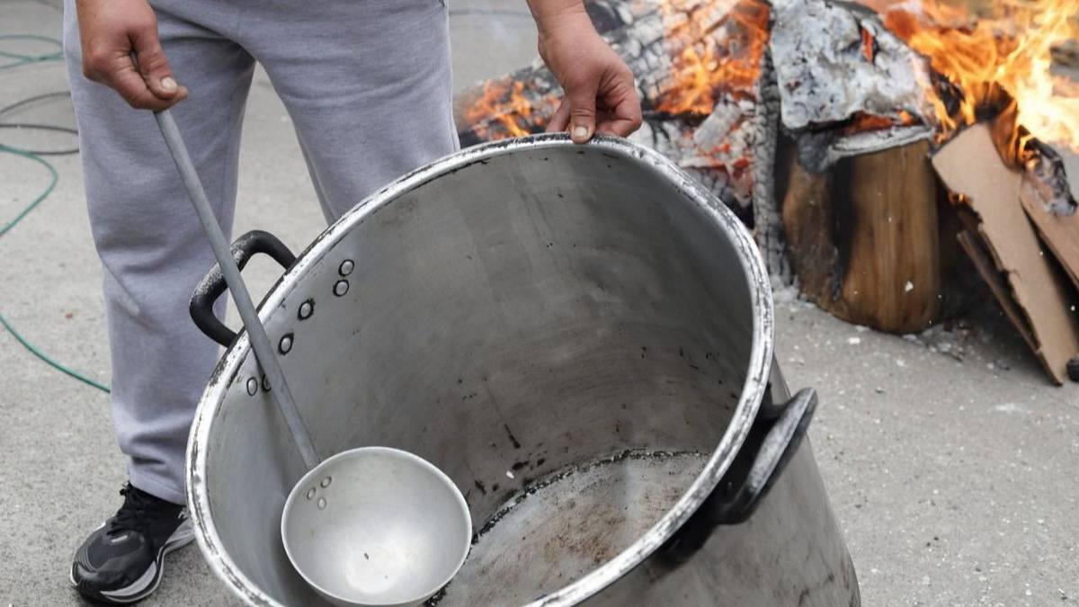 Alerta para Milei: pobreza subió en agosto y ya son 9,4 millones
