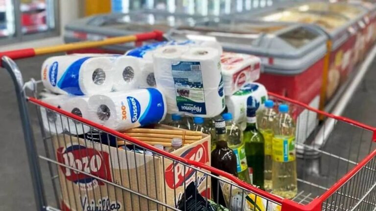 Caída del consumo: ventas minoristas retroceden 3% entre julio y agosto