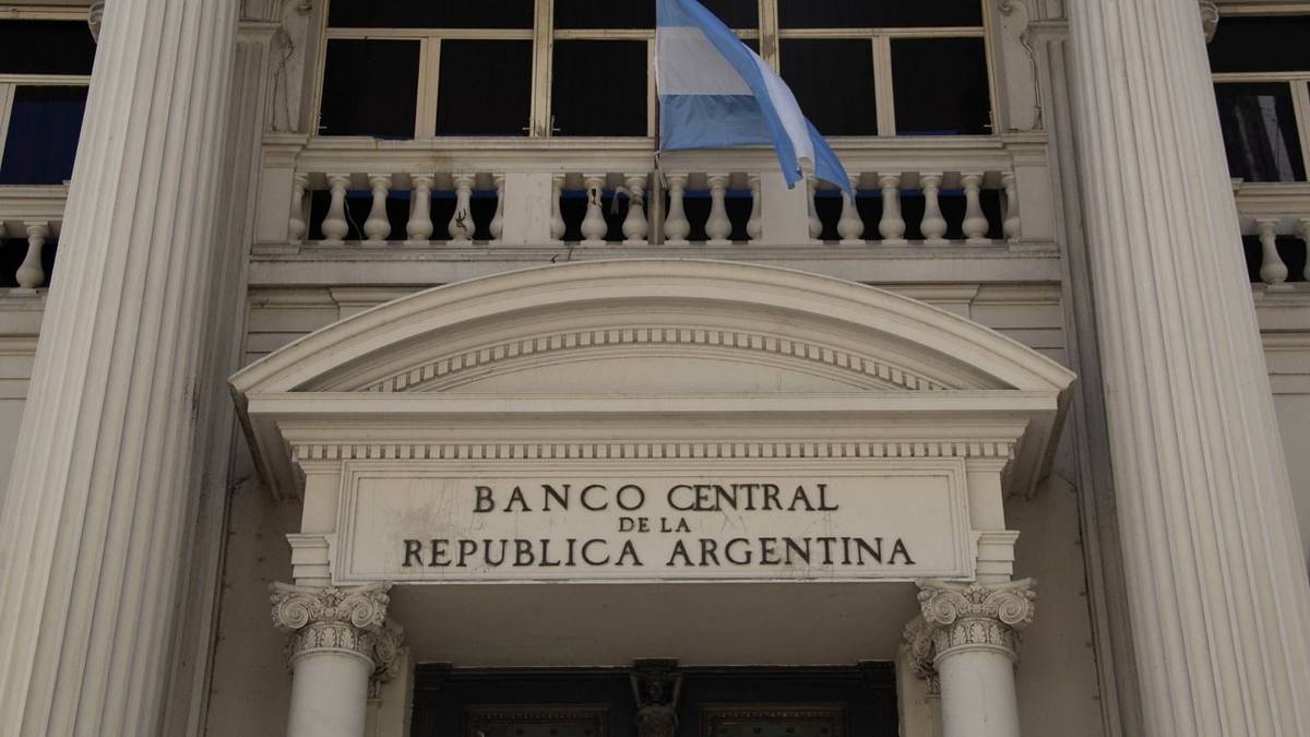 Milei quiere blindar su modelo: BCRA sin herramientas, más deuda privada y dependencia financiera