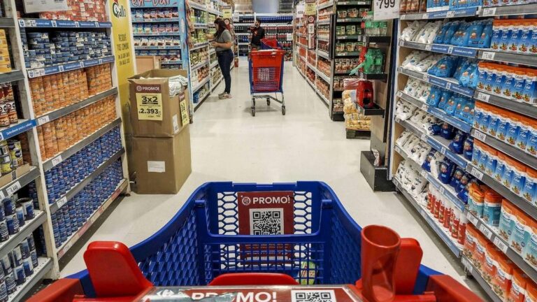 Inflación de alimentos se dispara a 3% semanal por la suba del pan y la carne, la más alta en casi tres años