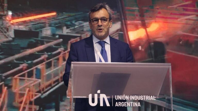 La UIA suaviza tensión con Caputo por el RIGI, pero mantiene reclamos por la industria