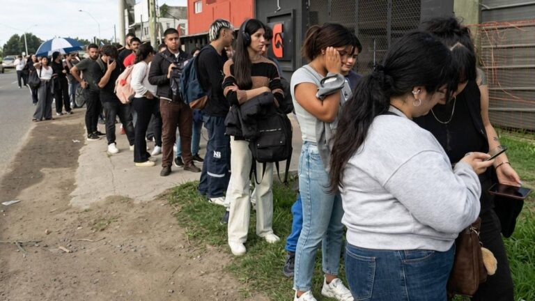 El plan económico de Milei empuja a más de 800.000 personas a la precariedad laboral
