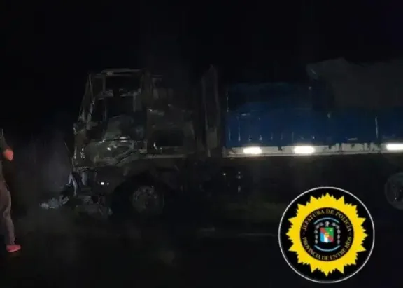 Camión volcado con trigo arde en Ruta 16: incendio provoca cierre de tránsito